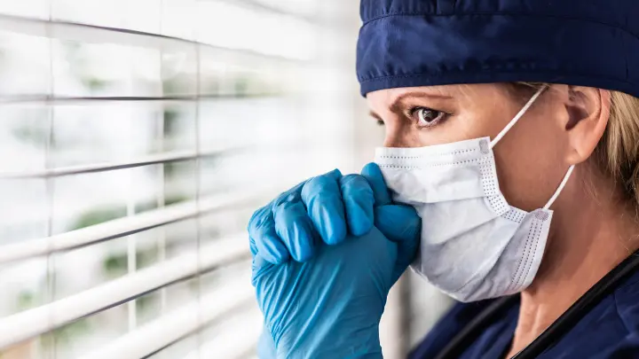 Начала падать и мычать: Блогер случайно сняла на видео начало своего инсульта, показав все симптомы