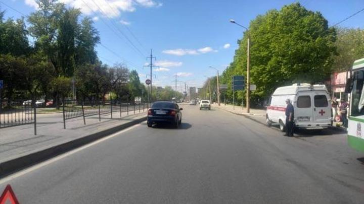 В Ростове-на-Дону пожилой водитель на иномарке сбил на дороге двух 11-летних школьников