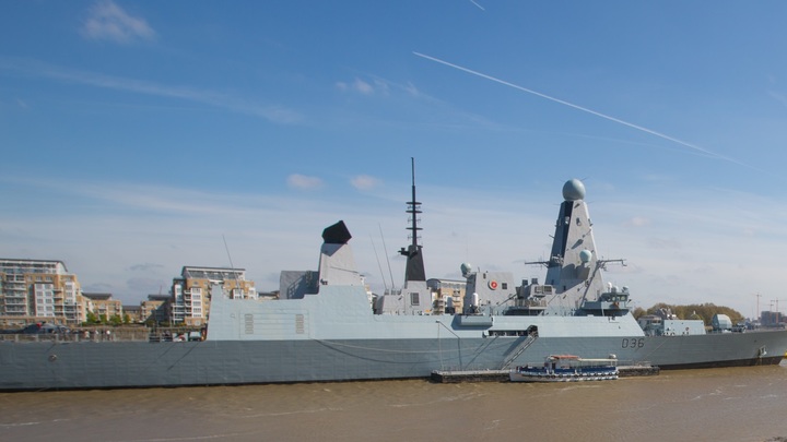 ФСБ обнародовала видео с отгоном эсминца Defender