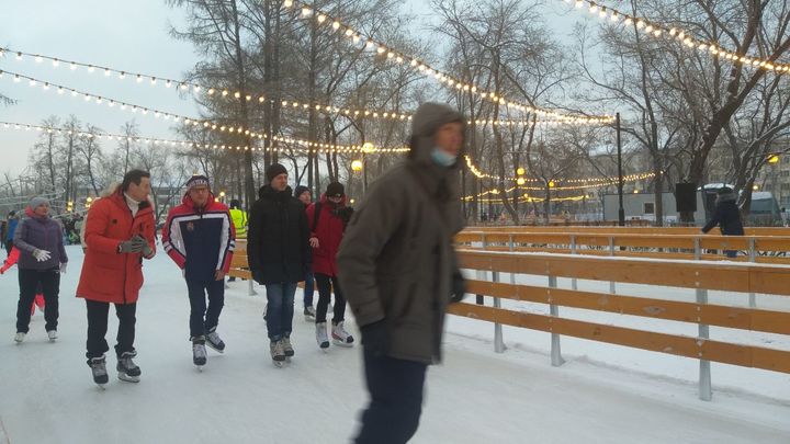 Где погулять с коньками: в Челябинске в парке Терешковой открылся необычный каток