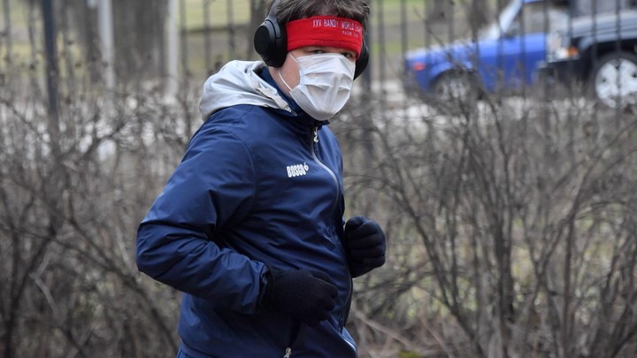 Не надо людей загонять в угол квартиры: Профессор МГУ выступил против штрафов за прогулки в парке