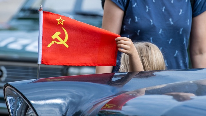 С фасада дома в Херсонщине отвалился флаг Украины, открыв мозаику времен СССР