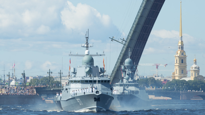Парад ВМФ нагнал страху на Запад: Россия пугает третьей мировой - Express