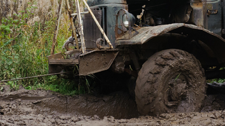 Смелый русский водитель изумил британцев: По хлипкому мостику на грузовике