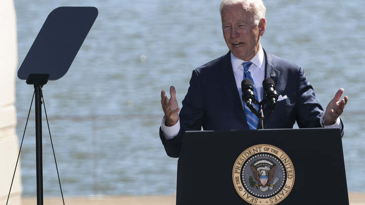 Американские зрители ломают голову: Байден застыл в странной позе в прямом эфире