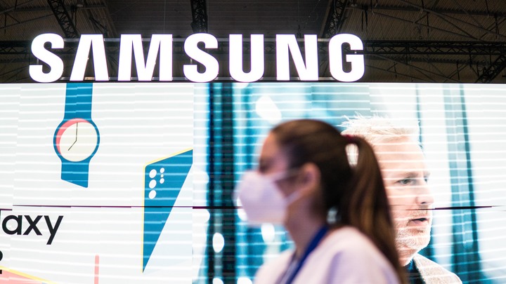 Samsung останавливает поставки телефонов и другой техники в Россию
