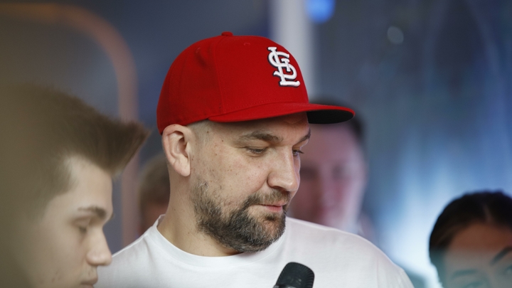 Рэпер Баста приостановил концерт на VK Fest в Новосибирске, когда одной из фанаток стало плохо
