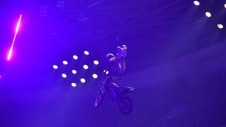 Цирковой трюк закончился взрывом: Мотоциклист застрял в горящей клетке