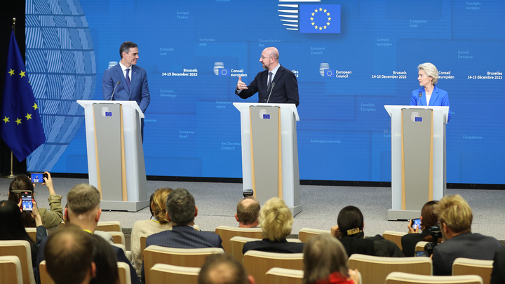 FT: Евросоюз захотел лишить Венгрию права голоса ради помощи Украине