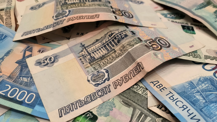Уральская школьника похитила почти 3 млн рублей у раненого военного