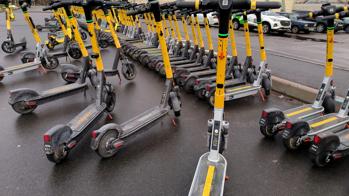 Самокатчик сбил бабушку-блокадницу в Петербурге и скрылся