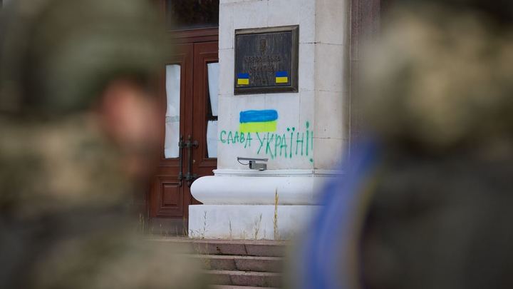 В сети появилось видео после обстрела здания бывшей мэрии Херсона