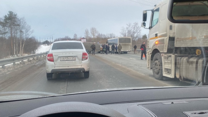 Под Северодвинском произошло ДТП с участием автобуса: пробка в обе стороны