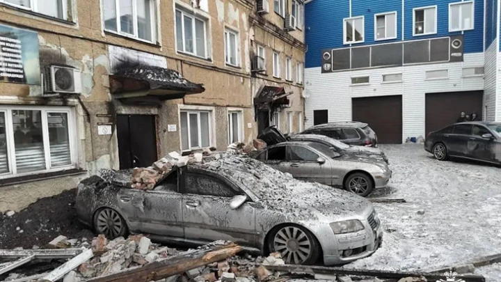 Крыша частного дома рухнула в Бердске из-за скопившегося снега