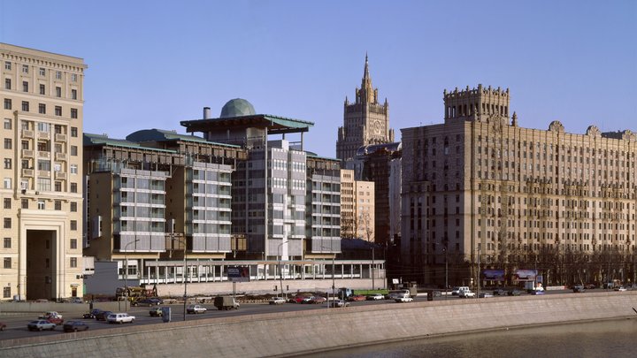 Территория у британского посольства стала Площадью ЛНР. Официально