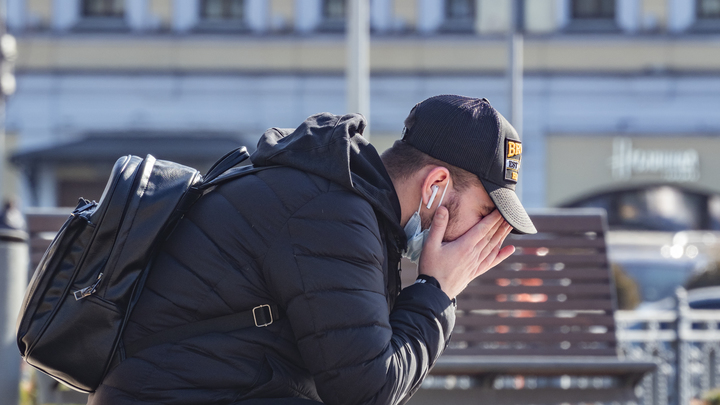В петербургском ТЦ расправились с безмасочником: Ща втащу!