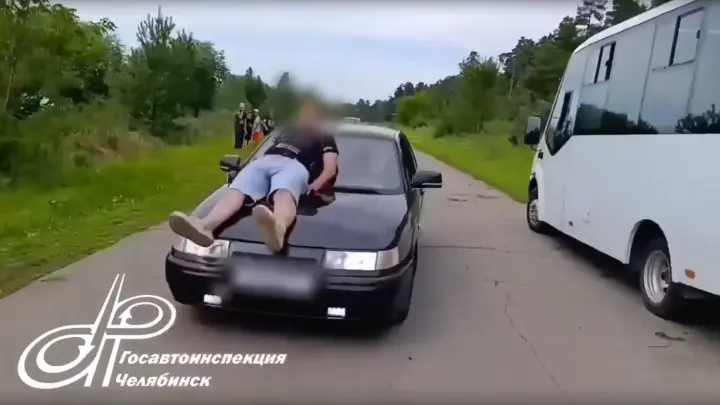 Риск ради лайков: бесправный челябинец катал друзей на капоте
