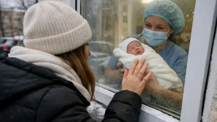 Рожать детей – дело убыточное: В Красноярске оптимизируют рождаемость увольнениями и закрытиями роддомов