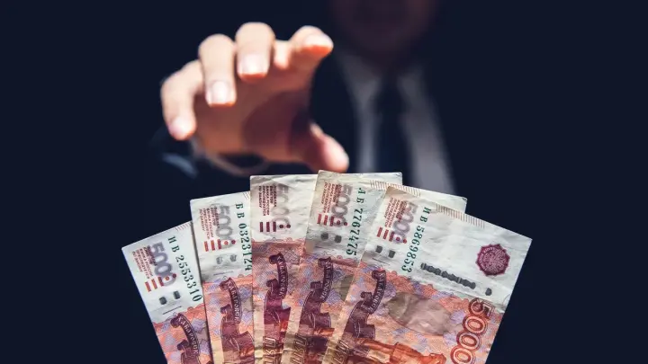 Особняк, квартиры, премиум-авто: роскошь на 220 млн конфискована у экс-замглавы Росавтодора