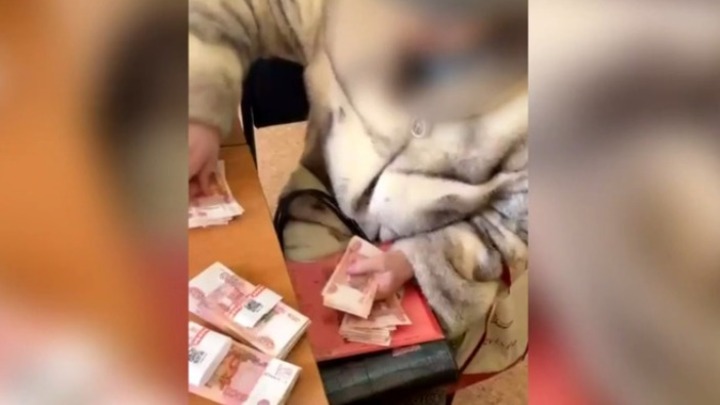 В Томске пенсионерка забыла в кондитерской пакет с 1,4 миллиона рублей