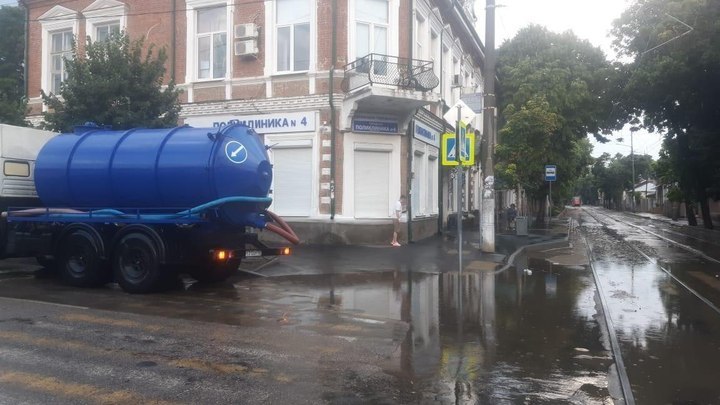 В Краснодаре продолжают устранять последствия сильных дождей
