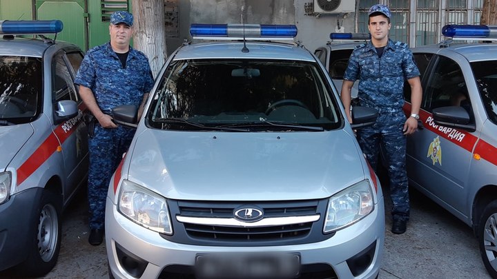 В Сочи сотрудники Росгвардии вовремя доставили в больницу туристку, потерявшую сознание на улице