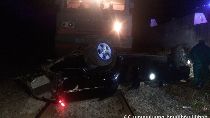 Товарный поезд сбил автомобиль на севере Армении — есть жертвы