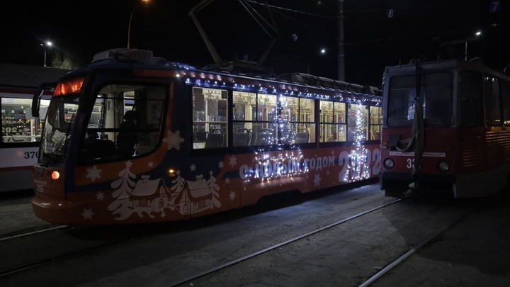 В Краснодаре пустили новогодние трамваи и троллейбусы