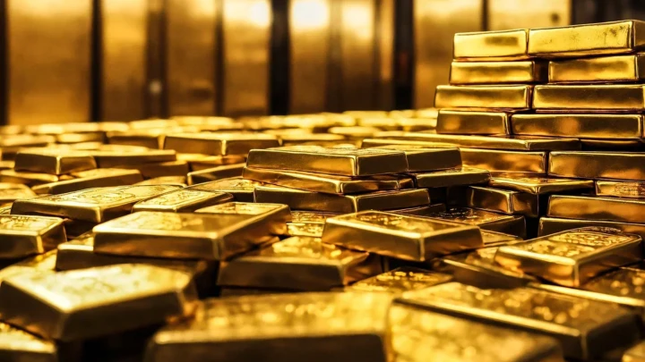 Центробанк распродаёт золотой запас России. Зачем?