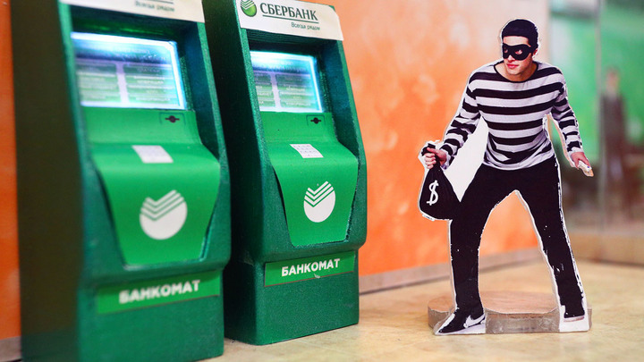 Новая реклама Сбера разозлила клиентов: Вор без карт и пароля забирает деньги