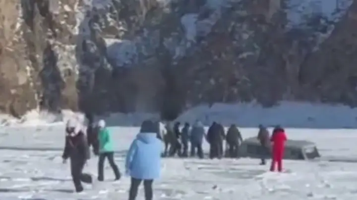 Момент ухода под лед «буханки» с туристами на Байкале сняли на видео