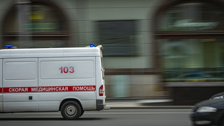 Виновника массового ДТП с элитными иномарками в Екатеринбурге увезли на скорой