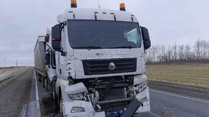 В тройном ДТП с грузовиками на М-5 в Самарской области пострадал мужчина