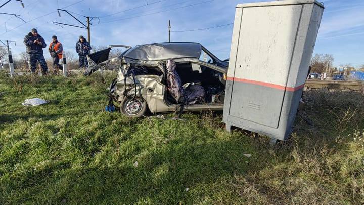 Автомобиль Ока попал под железнодорожный состав в Ростовской области. Есть жертвы