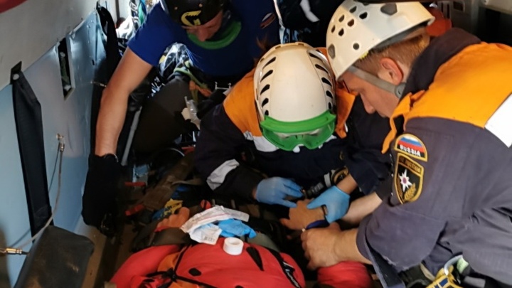 В Сочи вертолетом Ка-32 эвакуировали с Фиштинского ледника 48-летнего мужчину