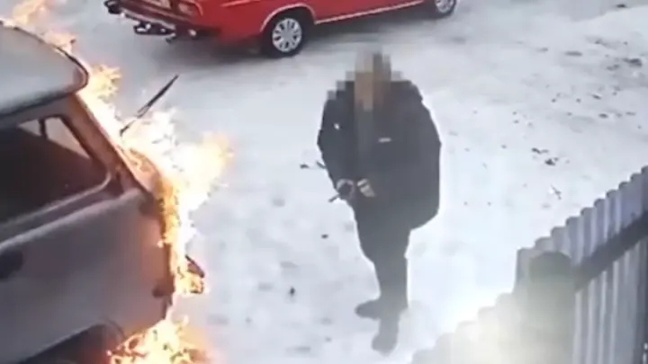Пьяный охотник из Архангельской области выстрелил в человека и поджег машины