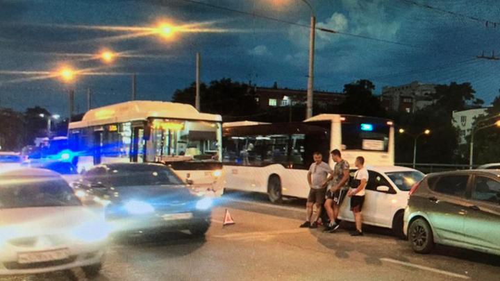 Два человека пострадали в тройном ДТП с автобусом в Ростове