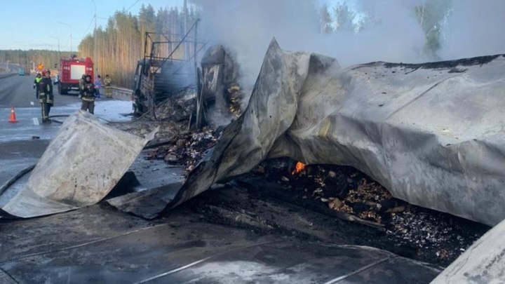 Из-за сгоревших грузовиков в Татарстане перекрыли трассу М-12
