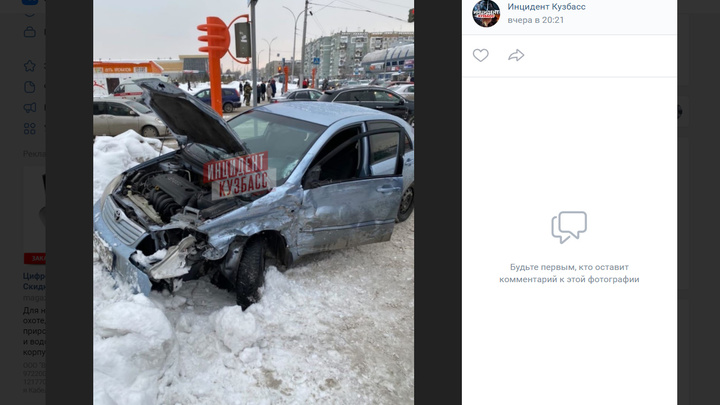 В Кемерове машина сбила 15-летнего подростка после столкновения с другим