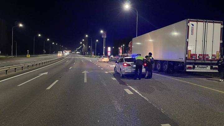 Ударился об стоящую фуру: В Горячем Ключе байкер устроил ДТП