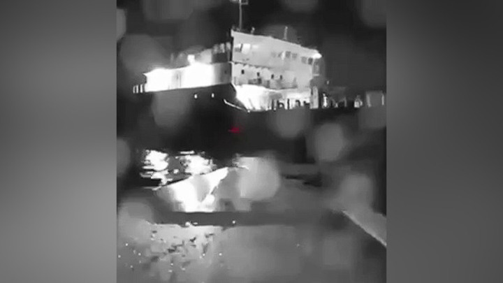 Появилось видео атаки украинского водного дрона на танкер у Крымского моста