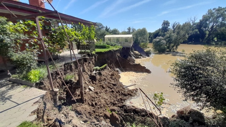 Под угрозой жилой дом: В Северском районе обрушился берег реки Афипс
