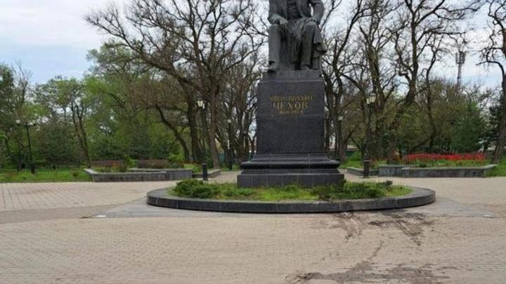 В Таганроге разыскивают автомобилиста, который наехал на памятник Антону Чехову в центре города