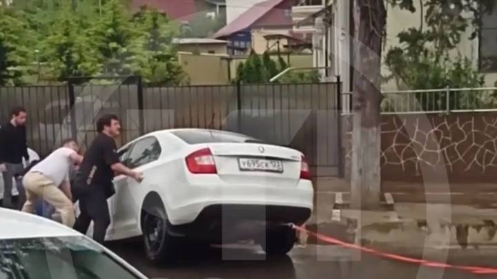 В Сочи легковой автомобиль провалился в ливневку