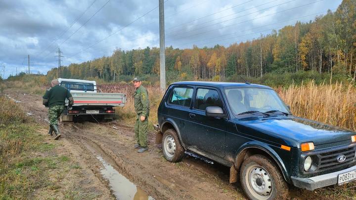 В Талдоме лесничие помогли выбраться застрявшему в грязи водителю
