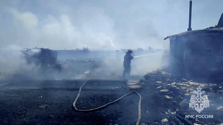 В СНТ под Челябинском сгорели три садовых дома и пять надворных построек