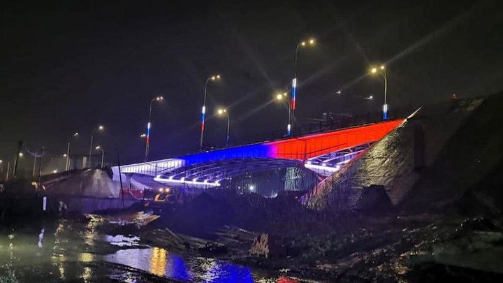 В цвета флага России окрасился Университетский мост в Кемерове