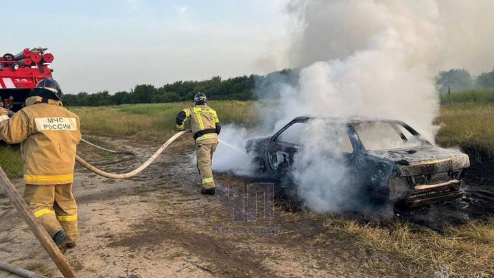 Закрыли одного в салоне: в Красногвардейском районе сгорела машина с 3-летним ребёнком