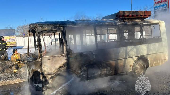 В Новосибирске загорелся автобус №189 с 10 пассажирами в салоне