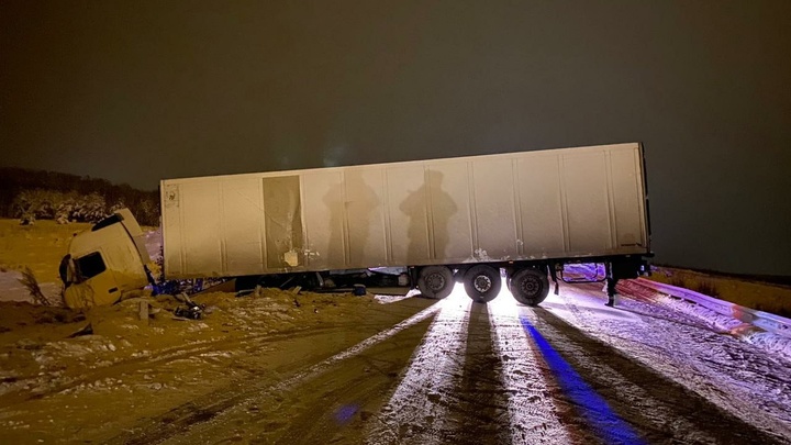 На трассе М-5 у границы Челябинской област после аварии с фурой восстановили движение